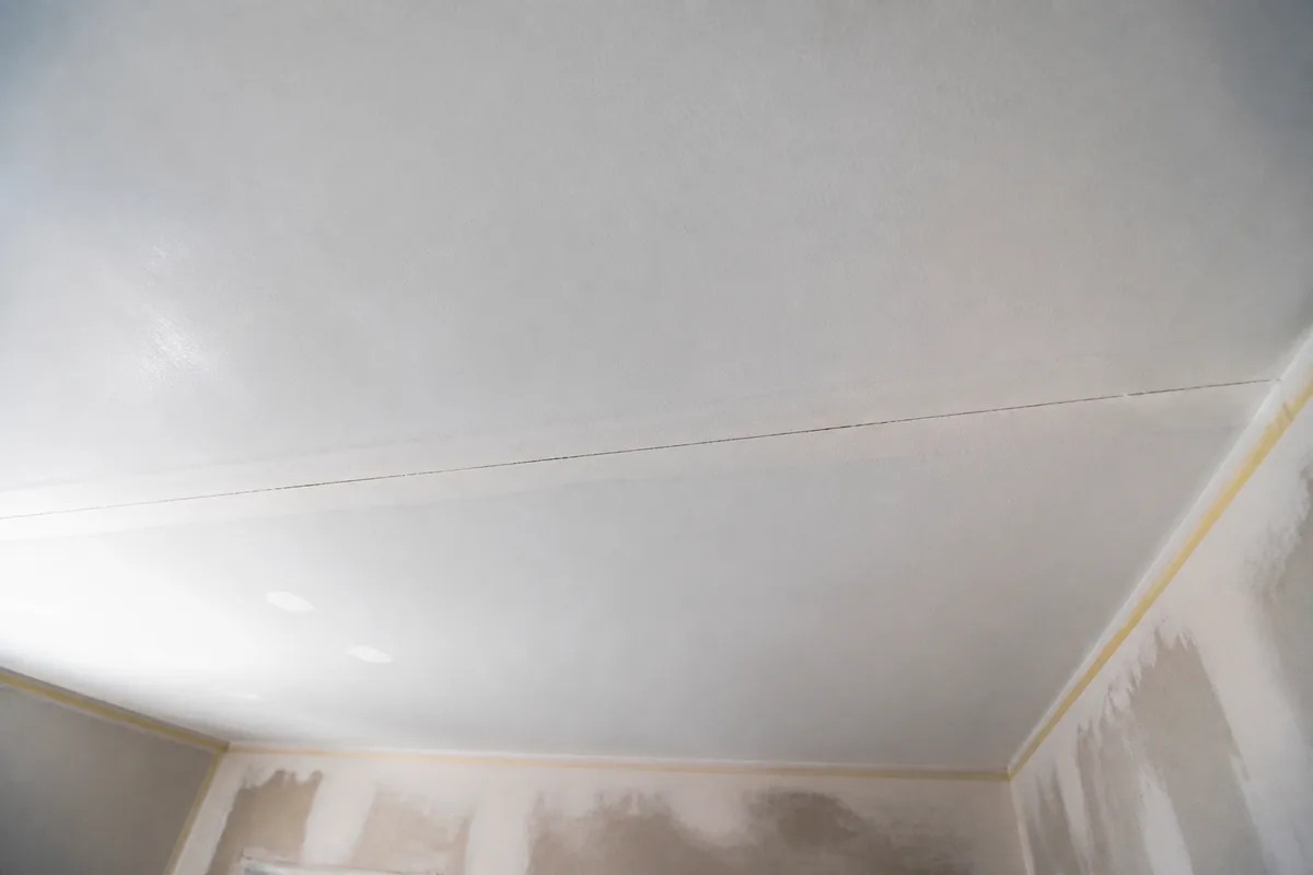 Fissure d'une bande de placo au plafond : causes et reprise